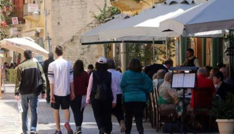 Τι άλλο θα δούμε! Τουρίστες πήγαν σε εστιατόριο στην Κρήτη με το ταπεράκι τους και παρήγγειλαν….